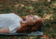אישה שוכבת על הדשא בפארק